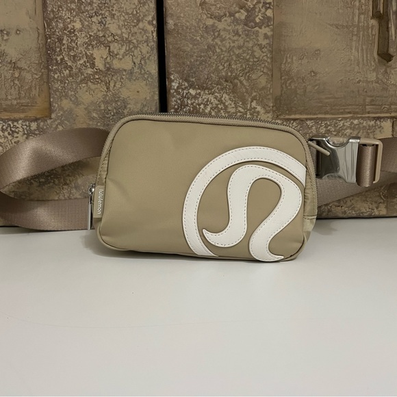 🚨🚨SOLD🚨🚨Lululemon belt bag trench with opal logo NWT - Picture 8 of 13